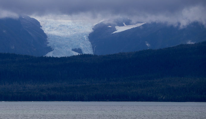 Glacier drops into the see...