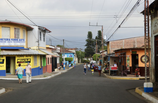 Here you see the typical streets of these small El Salvador towns...