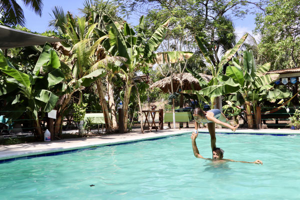 At last we arrive a Santiago's Canbana's on the Beach of El Tunco and we can chill in the pool - temperatures at sea level go up to 38 Celsius during the day
