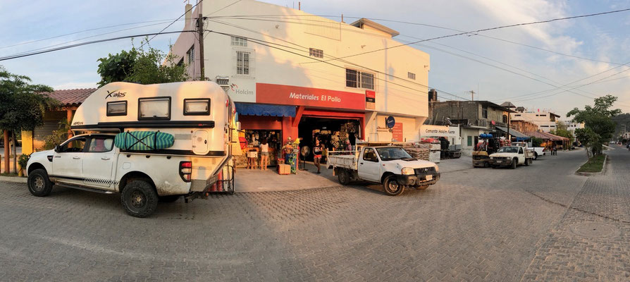 ..the next morning we wanted to leave with a full tank of diesel as we heard many tank stations around Mexico City had no Fuel because of delivery issues, so we also got an extra 20l canister 