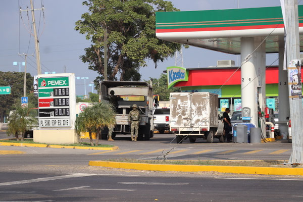As we get closer to Mexiko City we realise how the tank station situation gets more and more precarious...here you see military presence at a Pemex Station 