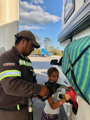 Early morning after a coffee to wake up the sines we got back onto the road first stop the next Pemex Tank Station as usual they only have big truck nozzle which don't fit in our small pickup