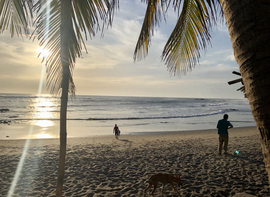 After a whole days drive from El Salvador through southern Honduras into Nicaragua we arrived in Las Penitas - just to see the sun go down in the sea