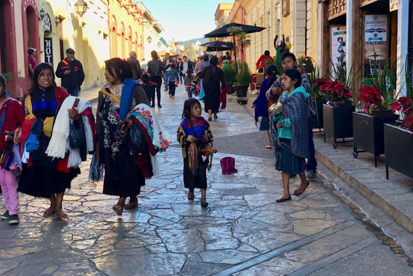The indigenous people we saw in San Cristobal were much smaller, the women were between 145-155 and the men 155-165cm