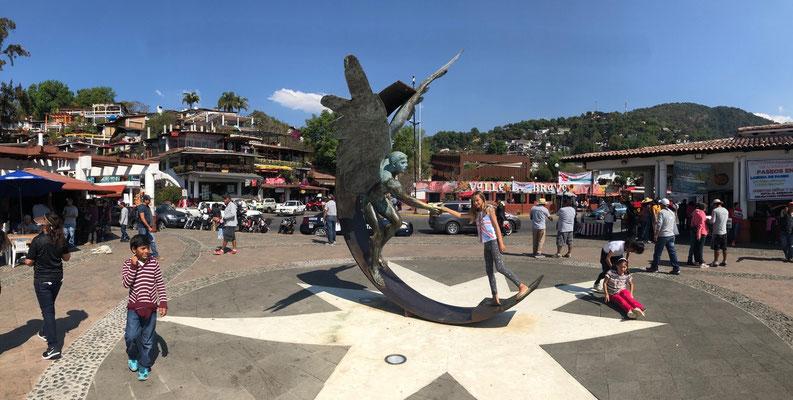 We stayed the night in Valle de Bravo Lakeside and went to town the next day...here the town's statue 