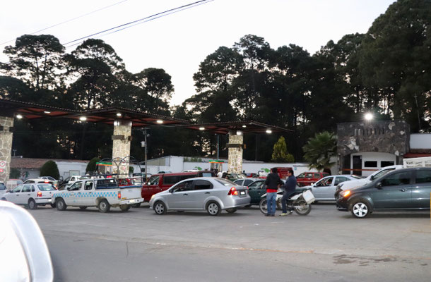 ..they must have been waiting for hours to get their petrol...we were running out of diesel too, so we asked even the closed Pemex if they have diesel and got lucky, one of the Pemex Staff waved us into the back where we and a bus could fill up diesel