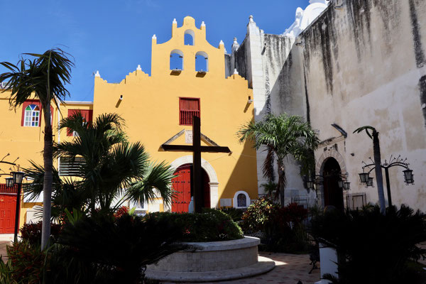 ..and the inside courtyard of Campeche church