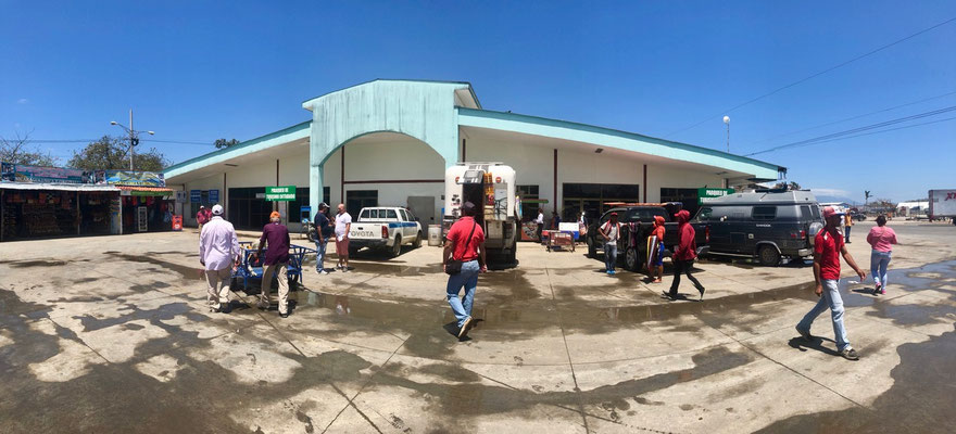 The parking place in front of the Costa Rica Customs & Migration felt like a market place - Good bye Nicaragua you were so friendly & welcoming to us!!!
