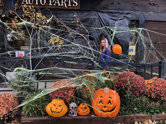 ...to the next decorated Halloween shop..