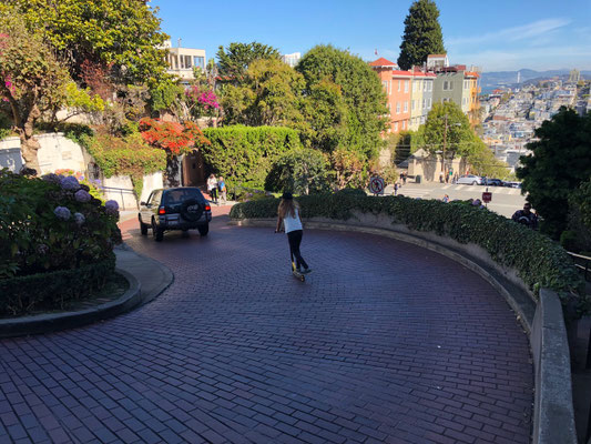 Lynn scooting down Lombard Street