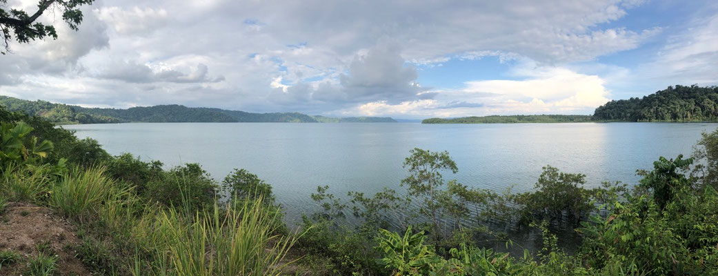 We were now on the Osa peninsula - Here a panorama of the Osa Bay before we turn off down a dirt road to Drakes Bay