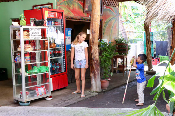 ..and found a hostel called Los Cocos where Lynn found a boy to play with
