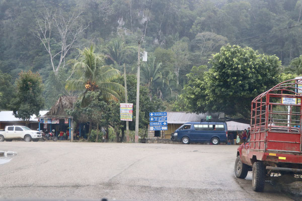 ..this was the junction we had to make a decision - either we go left and we end up on a miserable gravel road taking us 1.5h per 25km or we turn right drive more than triple the distance to get to our destination Semuc Champey 