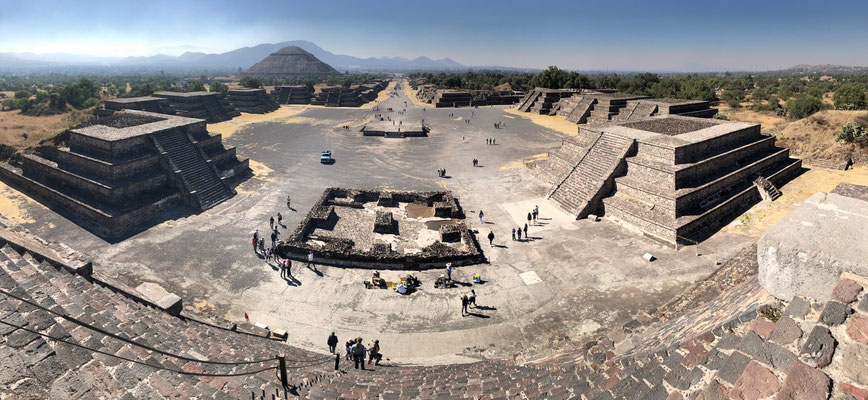 Here a panoramic view off the Pyramid of the moon