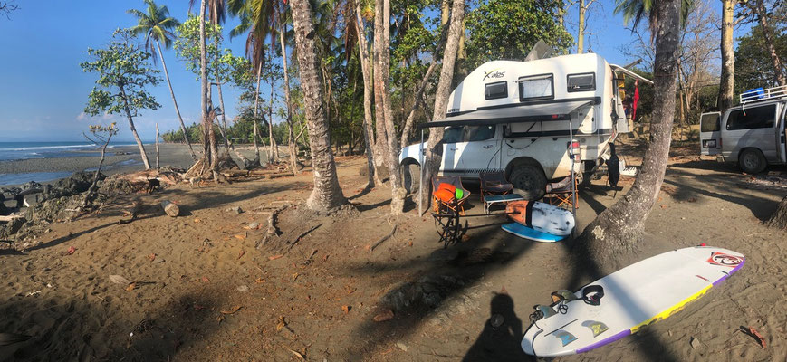 In Pavones we find together with other overlanders a wonderful spot overlooking which happens to be the longest left-hand break in the world
