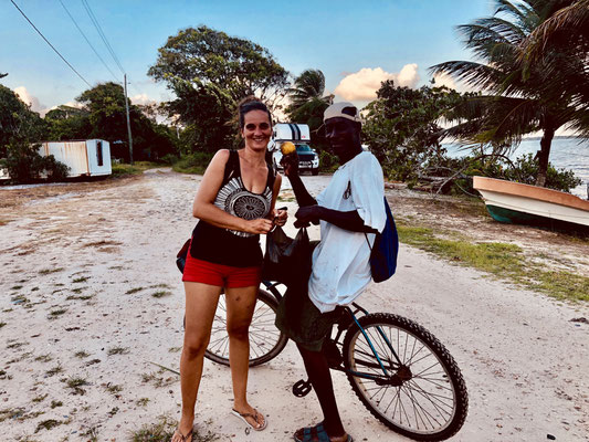 The fisherman next door offered us fish, bu as we are not fish eaters he asked if we like oranges, sure we do, so after 30 minutes he comes back with a bag full of oranges, we asked where he got them, oh I just went to pick them off the trees, he said.