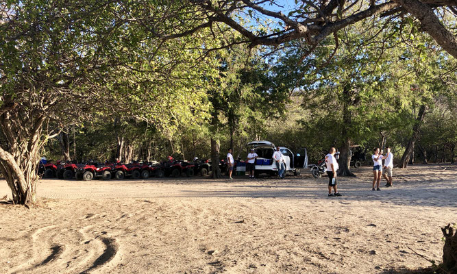 We were surprised as suddenly 22 Quads raced past our quiet spot and parked on the beach, took off their helmets grabbed a beer, occupied the beach for about 2omin., before they jumped back on their quads and disappeared in a cloud of dust