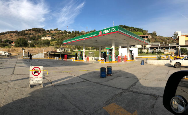 As we got closer to Mexico City we realised that the situation regarding Petrol shortage at Pemex Stations was still not better, we pasted several closed Pemex Petrol Stations