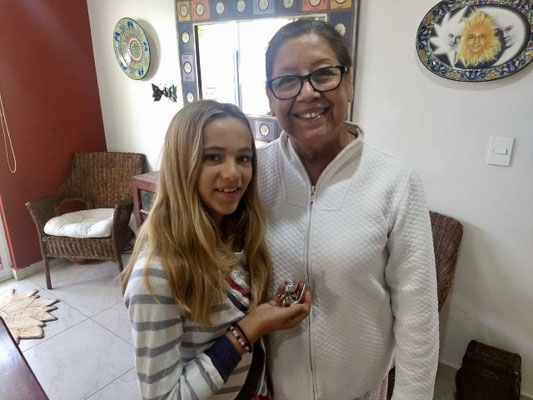 Lynn got a small present from Irma as a remembrance of our visit at their home in Cuautlancingo  - we will never forget you - thanks Irma & Paul!!