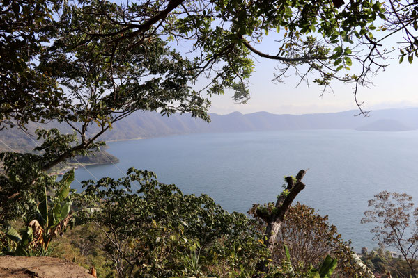 Here a view down into the Volcano Lake Coatepeque