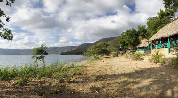 Here we found a small public parking in front of some restaurants in front of the lake where we stayed the night