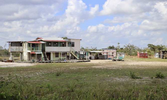 The next morning we made breakfast and sat in our picknick chairs on Mick's English lawn and enjoyed our Kelloggs and Porridge before we hit the Belize roads