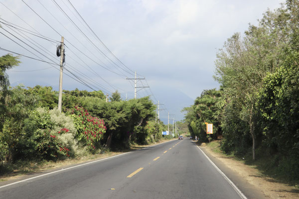 On the 21. Feb. we crossed the boarder into El Salvador and were very surprised by the friendliness of the people at the boarder - we took the Ruta del Flores through the hills and volcano mountains of El Salvador 