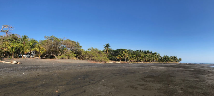 Back on the Nicoya Peninsula we drive to Playa Marbella - I found it by doing a blind drop of my finger in iOverlander on the north west coast of Nicoya - Here you see the black Beach at low tide!