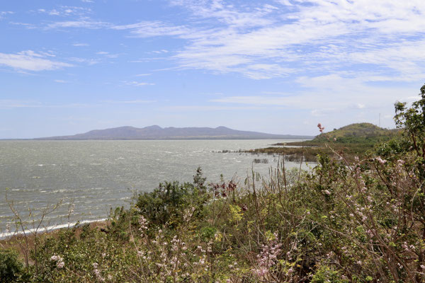 As we head to Managua we past the lake shores of the Nicaragua Lake which has an enormous area of 8'oookm2 