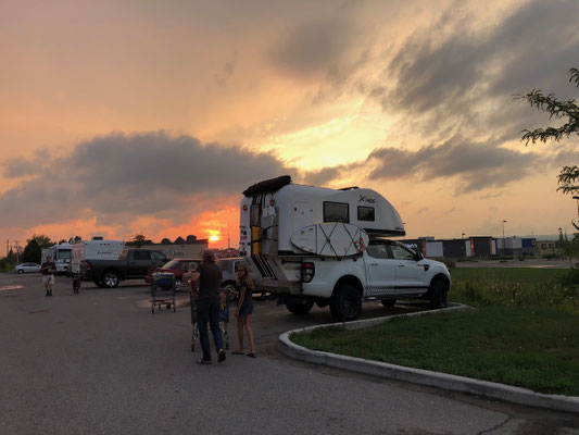 Walmart Einkauf bei Sonnenuntergang