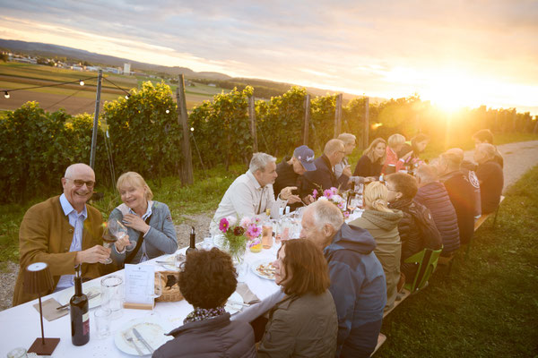 Weintavolata, Wein, Weinfest, Weingut, Weingut Zuber, anstossen, Fotoreportage