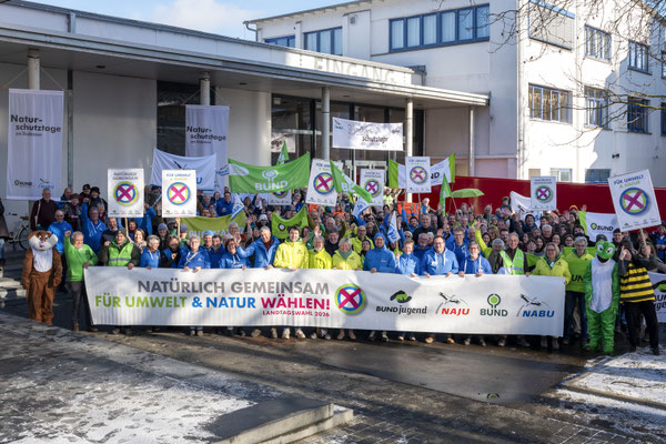 Copyright: NABU/Frank Müller Fotoaktion der NST 2026 zur Landtagswahl mit Johannes Enssle und Sylvia Pilarsky-Grosch (Bildmitte)