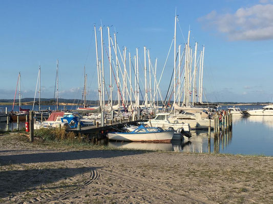 Der Hafen von Avernakø im sommerlichen Abendlicht