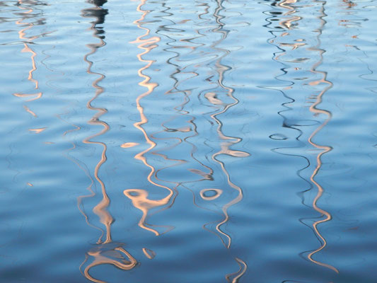 Masten spiegeln sich in der Abendsonne 