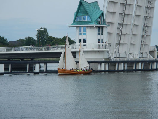 Jugendwanderkutter passiert die Kappelner Brücke