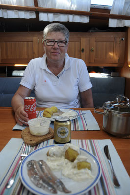 Matjes mit Hausfrauensauce und Pellkartoffeln