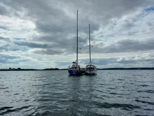 "Ritena" und "Windspiel" vor Anker im Høruphav - Foto: Chiara aus dem Schlauchboot