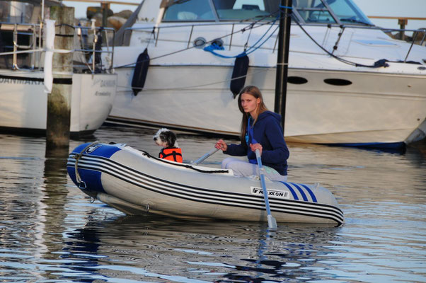 Schlauchbootfahrt mit Hund