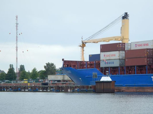 Feederschiff Hooge läuft in die Holtenauer Schleuse ein