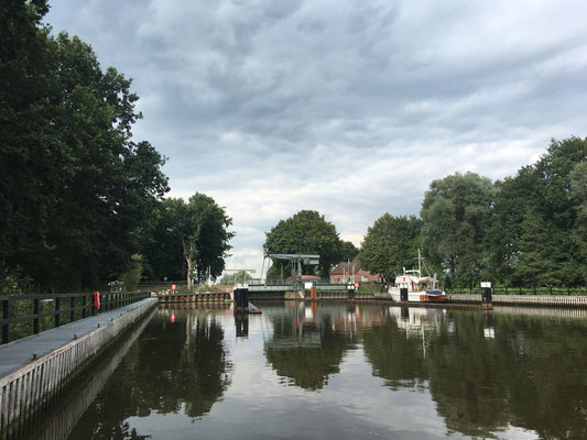 Anlegen vor der Gieselauschleuse