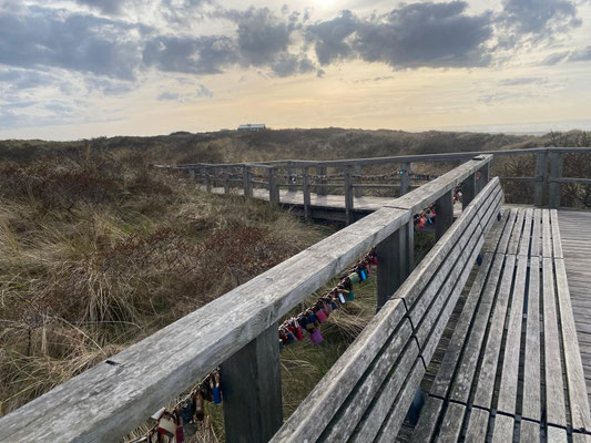 Holzstege für Urlauber durch die Juister Dünenlandschaft