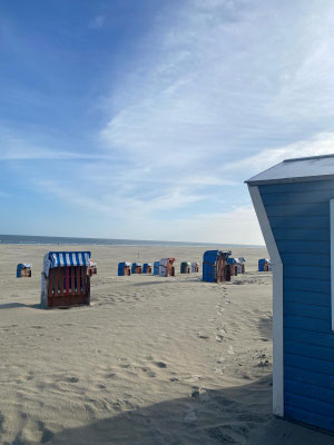 Strandkörbe am langen Sandstrand auf Juist
