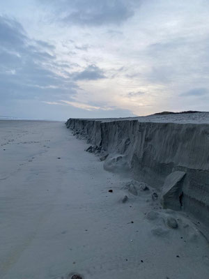 Abbruchkante nach Sturm am Strand von Langeoog im Winter