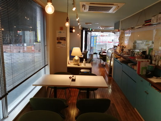 喫茶店C店内4