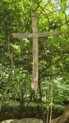 Ein schlichtes Kreuz ist der einzige Schmuck in der Weidenkirche.