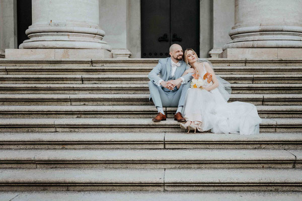 ein hochzeitsfotograf in münchen - brautpaar an der oper 