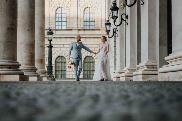 ein hochzeitsfotograf in münchen - brautpaar an der oper 