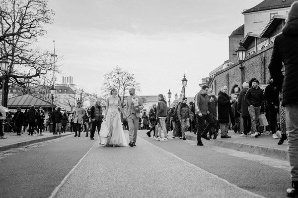 ein hochzeitsfotograf in münchen - brautpaar an der oper 