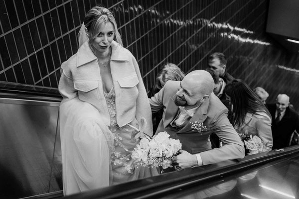 ein hochzeitsfotograf in münchen mit einem brautpaar in der ubahn