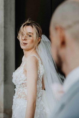 ein hochzeitsfotograf in münchen - brautpaar an der oper 